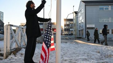 Γροιλανδία: Η δήμαρχος του Νούουκ κατακρίνει Γερμανό κωμικό που επιχείρησε να υψώσει την αμερικανική σημαία σε πολιτιστικό κέντρο