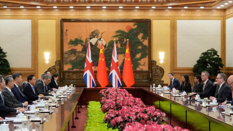 Συνάντηση Σι Τζινπίνγκ – Στάρμερ στο Πεκίνο