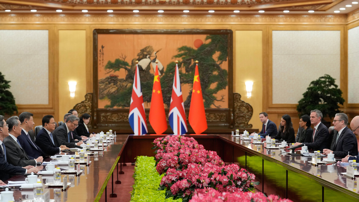 Συνάντηση Σι Τζινπίνγκ – Στάρμερ στο Πεκίνο