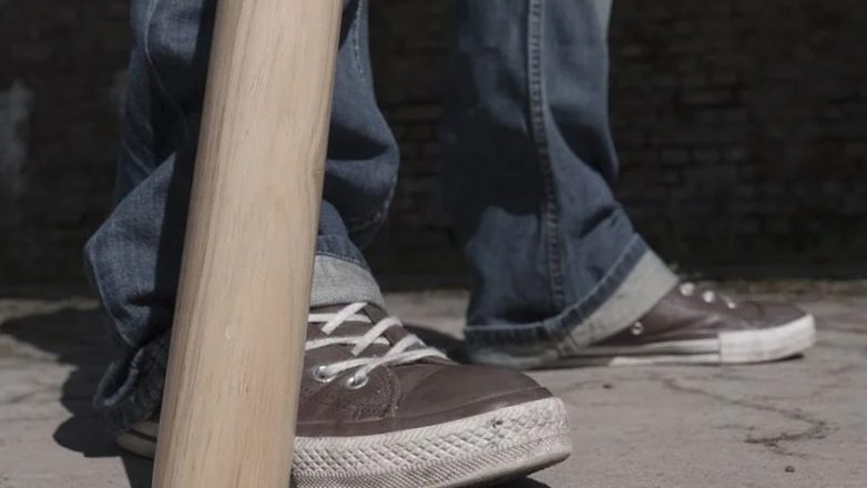 Τους επιτέθηκαν επειδή φορούσαν μπλούζα με ελληνική σημαία