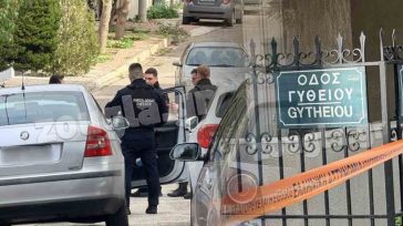Στον ανακριτή ο 46χρονος πατροκτόνος της Γλυφάδας