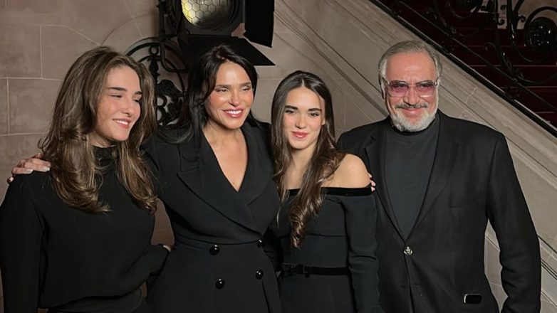 Celia Kritharioti: Η απόλυτη οικογενειακή στιγμή στο Παρίσι – Ο Νίκος Τσάκος και οι δίδυμες κόρες τους στην πρώτη σειρά Celia Kritharioti: Η απόλυτη οικογενειακή στιγμή στο Παρίσι – Ο Νίκος Τσάκος και οι δίδυμες κόρες τους στην πρώτη σειρά