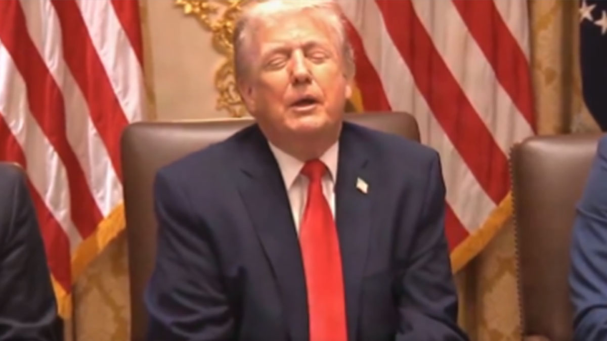 Τραμπ: «Κλείνω τα μάτια στα υπουργικά συμβούλια επειδή βαριέμαι»