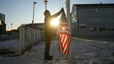 Γροιλανδία: Γερμανός κωμικός τρολάρει υψώνοντας την αμερικανική σημαία σε πολιτιστικό κέντρο