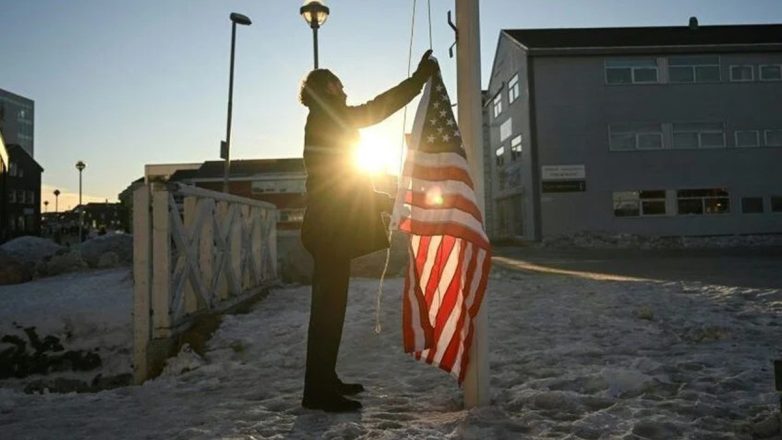 Γροιλανδία: Γερμανός κωμικός τρολάρει υψώνοντας την αμερικανική σημαία σε πολιτιστικό κέντρο