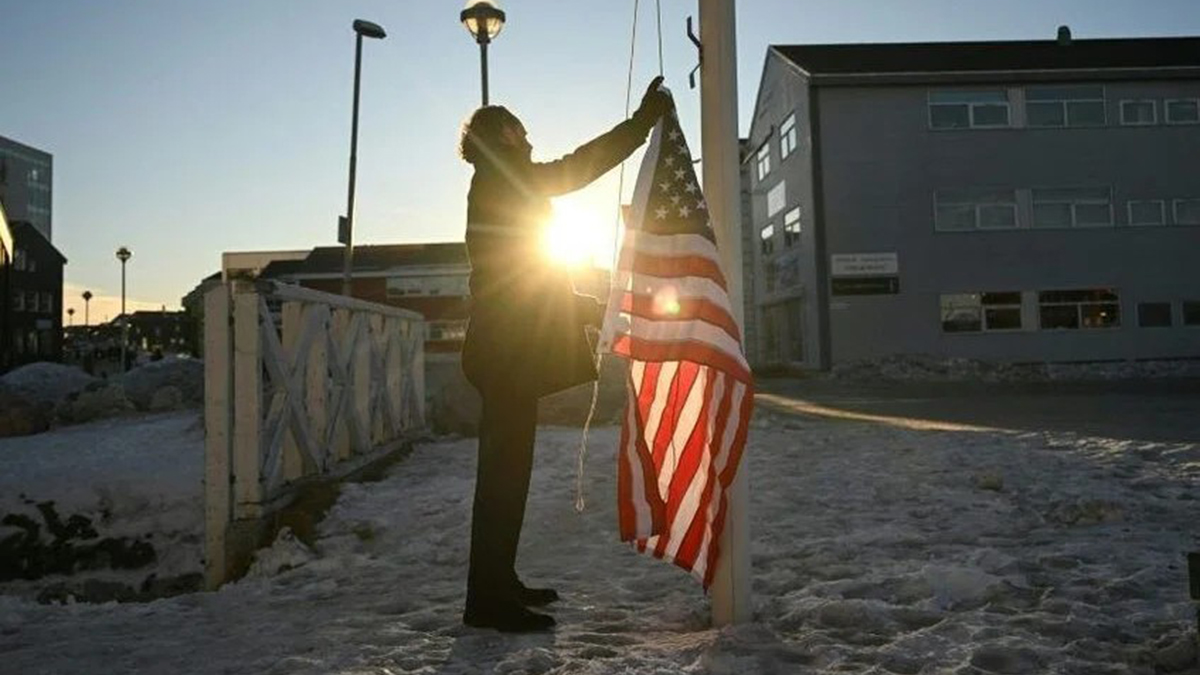 Γροιλανδία: Γερμανός κωμικός τρολάρει υψώνοντας την αμερικανική σημαία σε πολιτιστικό κέντρο