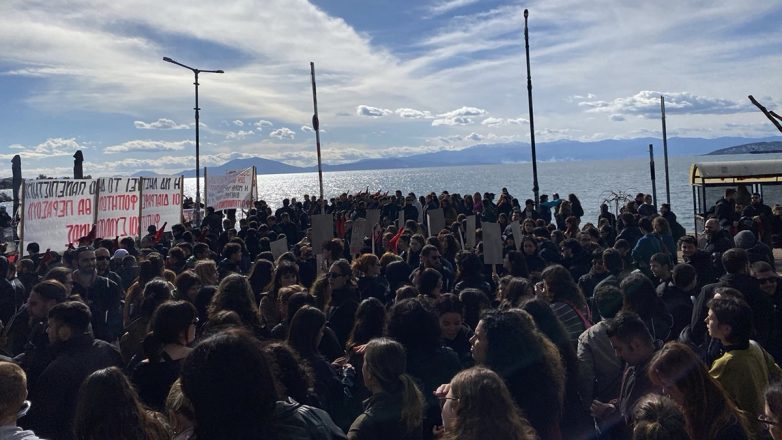 Βόλος: Μαζικό φοιτητικό συλλαλητήριο στη σύνοδο Πρυτάνεων για τις διαγραφές Βόλος: Μαζικό φοιτητικό συλλαλητήριο στη σύνοδο Πρυτάνεων για τις διαγραφές