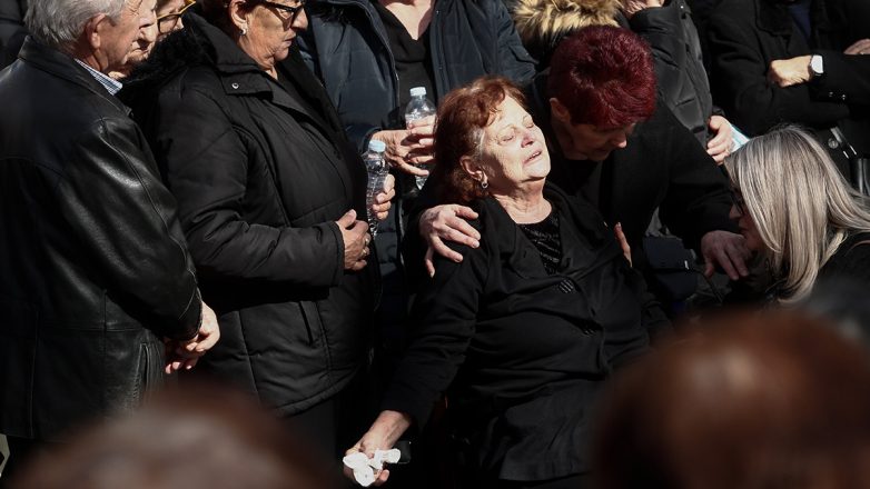 Τραγωδία στη «Βιολάντα»: Θρήνος στην κηδεία της Έλενας Κατσαρού