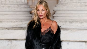 Η Kate Moss επαναφέρει τον αισθησιασμό: Δέρμα και δαντέλα στην front row του Saint Laurent