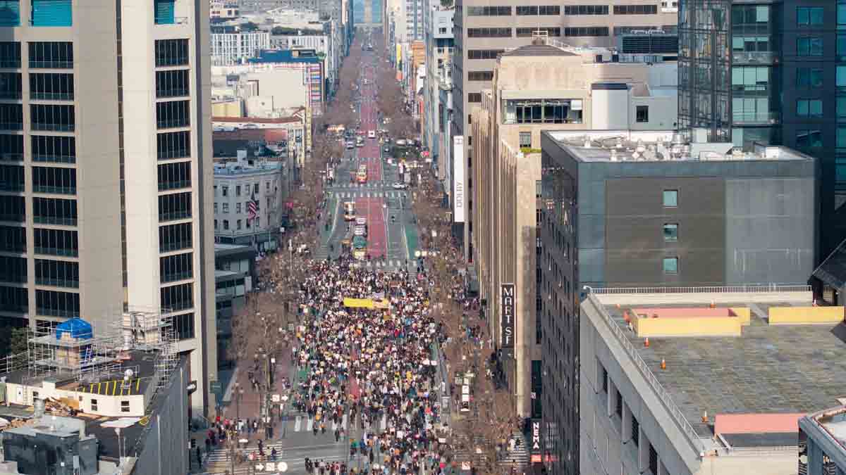 Στους δρόμους οι Αμερικάνοι πολίτες διαδηλώνουν κατά του ICE