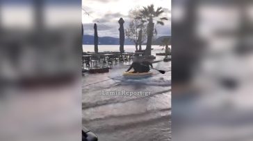 Κακοκαιρία στη Φθιώτιδα: Πήραν τη βάρκα και βγήκαν στο …δρόμο