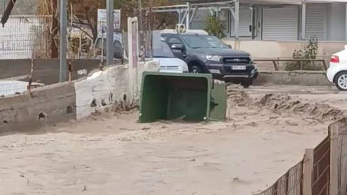 Πλημμύρισαν δρόμοι στη Σαντορίνη