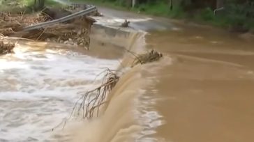 Κακοκαιρία: Υπερχείλισε ρέμα στα Σπάτα