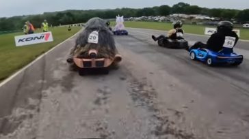 Power Wheels Downhill Race: Όταν τα παιχνίδια μετατρέπονται σε αγώνα αδρεναλίνης (Βίντεο)