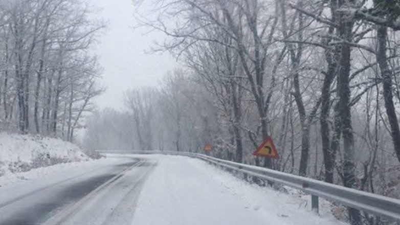 Χιόνια στη Χαλκιδική: Τρία άτομα εγκλωβίστηκαν με το αυτοκίνητο τους