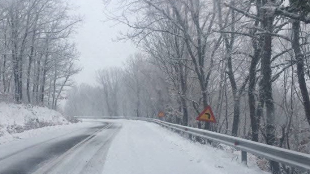 Χιόνια στη Χαλκιδική: Τρία άτομα εγκλωβίστηκαν με το αυτοκίνητο τους