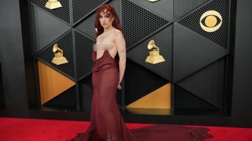 Grammy 2026: Η topless εμφάνιση της Chappell Roan στο κόκκινο χαλί που συζητήθηκε!