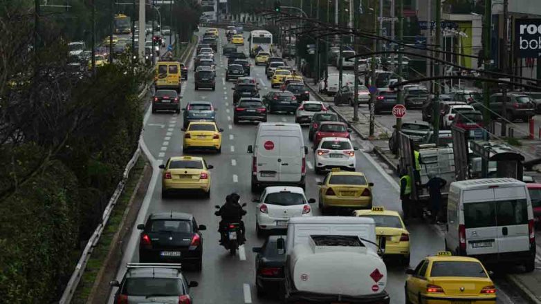 Καραμπόλα τεσσάρων οχημάτων στον Κηφισό Καραμπόλα τεσσάρων οχημάτων στον Κηφισό