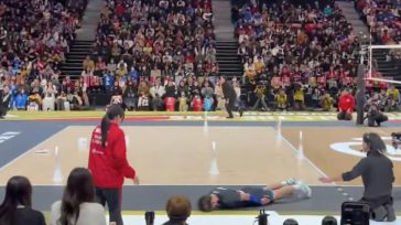 Ιάπωνας αθλητής του βόλεϊ ζητά συγγνώμη από μια γυναίκα