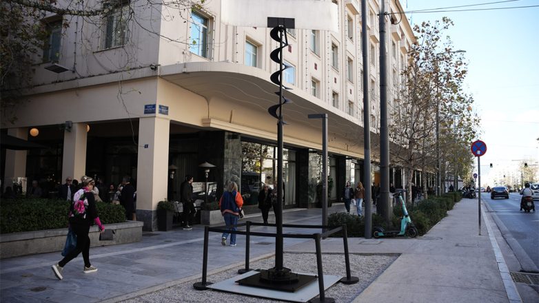 Στην καρδιά της Αθήνας το εμβληματικό έργο «Αιολικό» του γλύπτη Takis