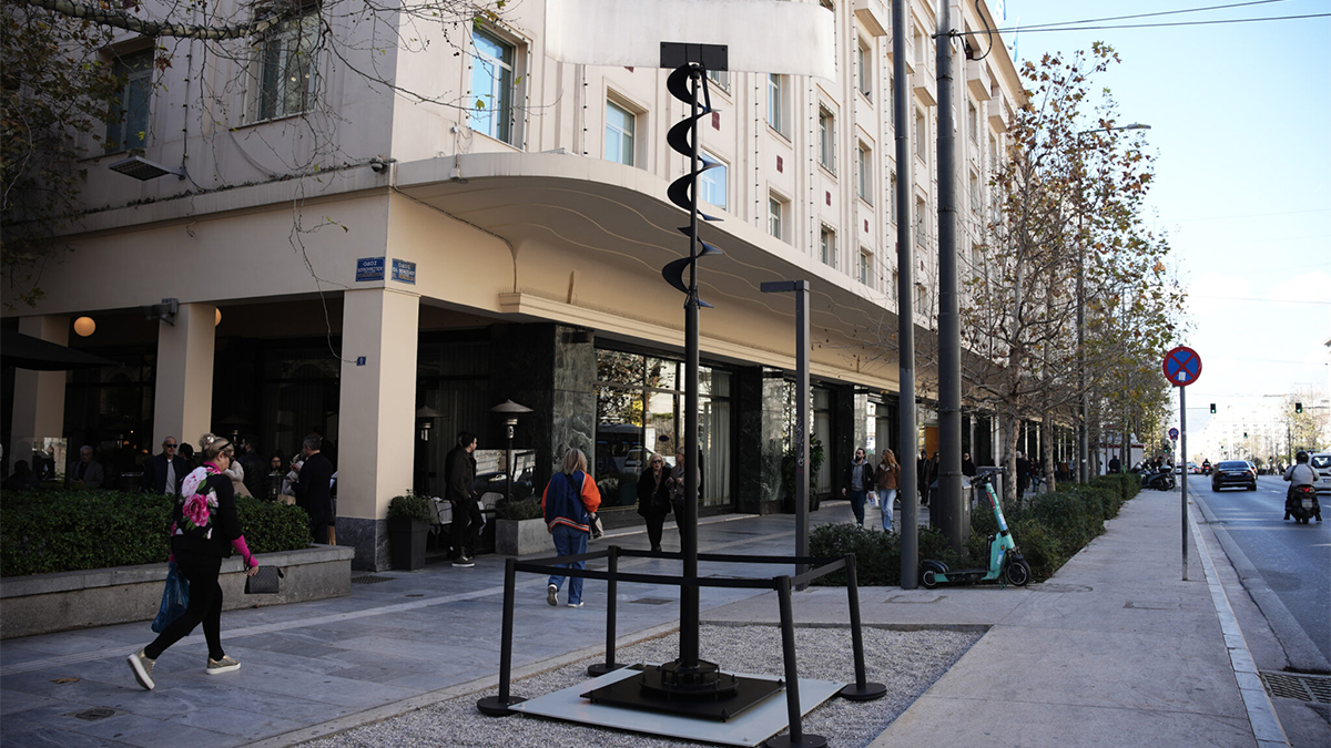 Στην καρδιά της Αθήνας το εμβληματικό έργο «Αιολικό» του γλύπτη Takis
