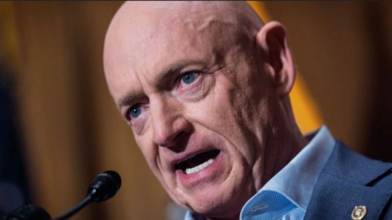 ΗΠΑ: Ο απόστρατος Γερουσιαστής Κέλι ζήτησε από τη Δικαιοσύνη να μπλοκάρει τον υποβιβασμό του ΗΠΑ: Ο απόστρατος Γερουσιαστής Κέλι ζήτησε από τη Δικαιοσύνη να μπλοκάρει τον υποβιβασμό του