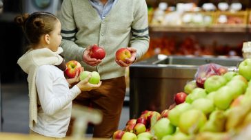Γεμάτη μήλα μολυσμένα με «κοκτέιλ φυτοφαρμάκων» η Ε.Ε.