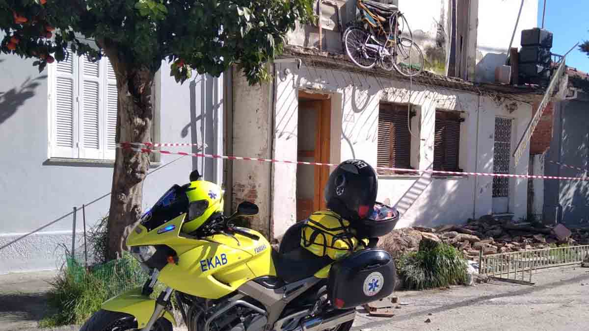 Βόλος: Γυναίκα έπεσε στον δρόμο όταν κατέρρευσε το μπαλκόνι της