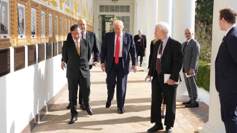 Συνάντηση Τραμπ με τον πρόεδρο της Κολομβίας στον Λευκό Οίκο