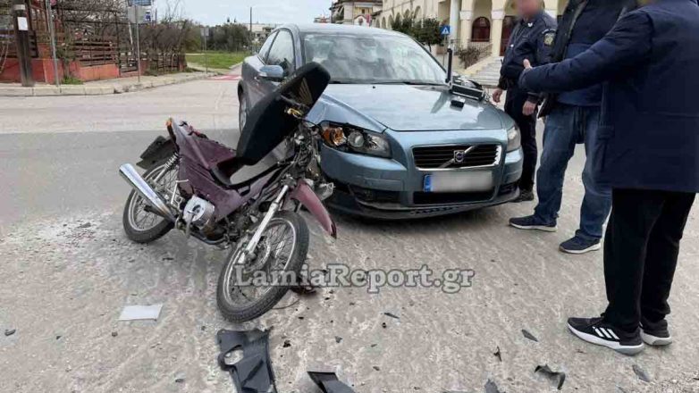 Λαμία: Μηχανάκι συγκρούστηκε με ΙΧ – Ένας τραυματίας