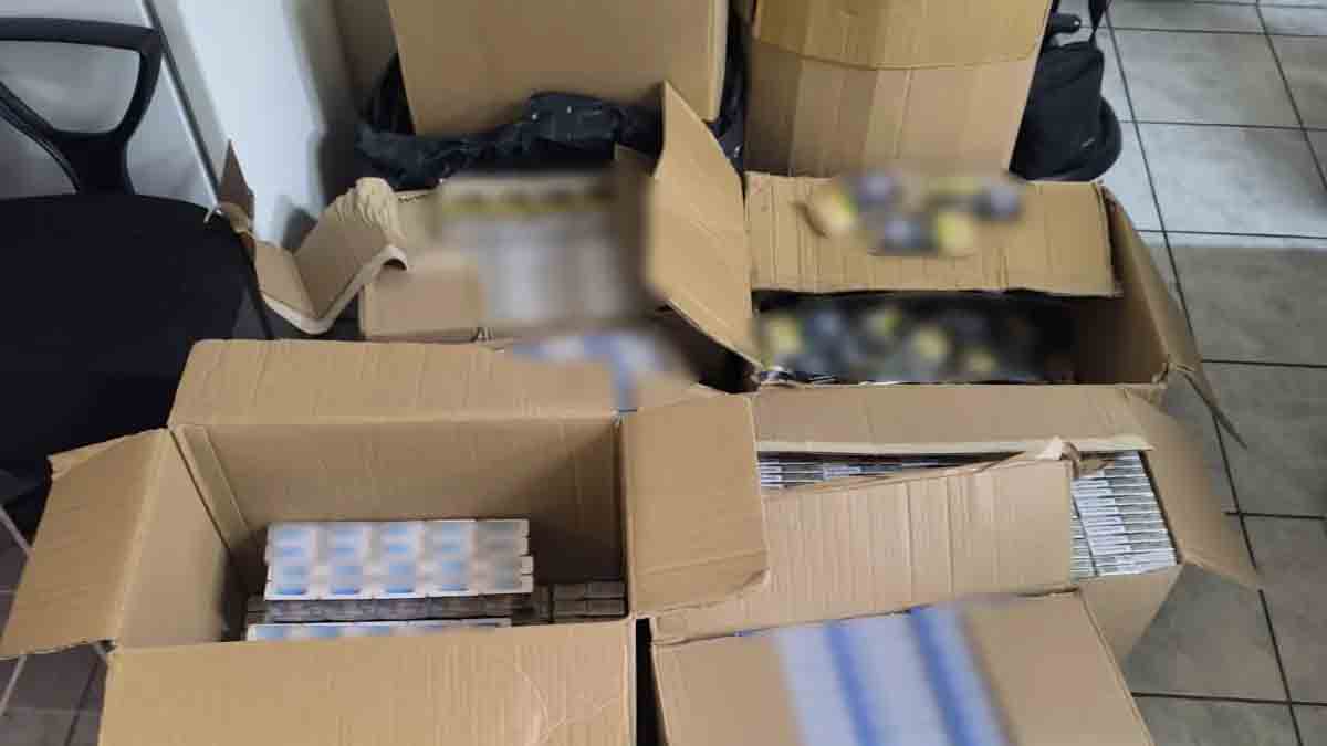 Χειροπέδες σε τρία άτομα για λαθραία καπνικά στο Περιστέρι