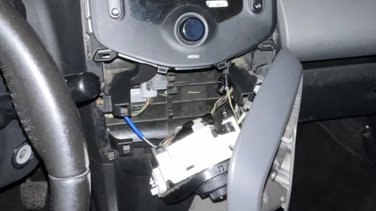 Γλυφάδα: 28χρονος έκρυβε κάνναβη και κοκαΐνη στους αεραγωγούς του αυτοκινήτου