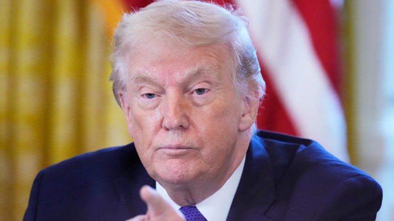 Wall Street Journal: «Η κυβέρνηση Τραμπ θέλει να κάνει πιο εύκολη την απόλυση ανώτερων ομοσπονδιακών υπαλλήλων»