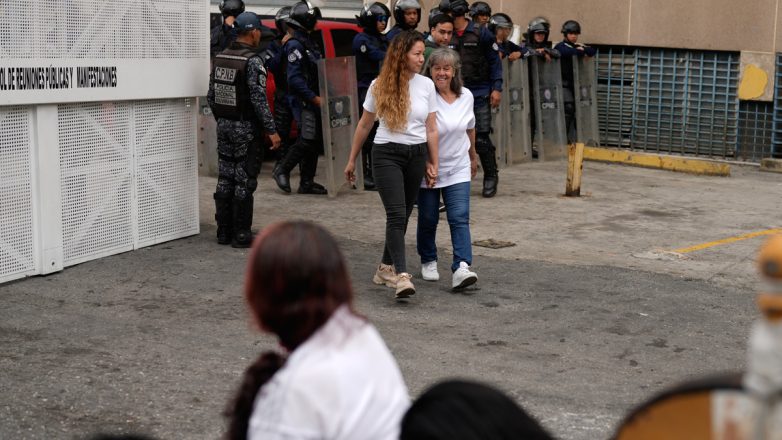 Αποφυλακίστηκαν 17 πολιτικοί κρατούμενοι στη Βενεζουέλα