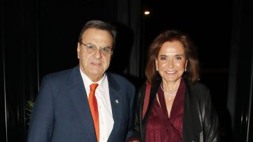 Ντόρα Μπακογιάννη: Χέρι-χέρι σε βραδινή έξοδο με τον επί 26 χρόνια σύζυγό της, Ισίδωρο Κούβελο