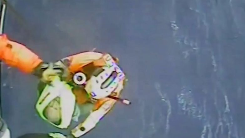 Εντυπωσιακή επιχείρηση διάσωσης από την αμερικανική ακτοφυλακή εν μέσω τρικυμίας