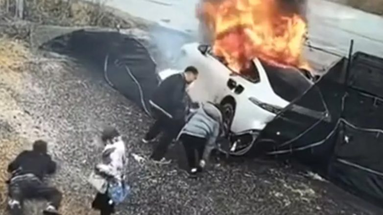 Για αυτό ακριβώς η Κίνα απαγόρεψε τις χωνευτές χειρολαβές των αυτοκινήτων (Βίντεο) 