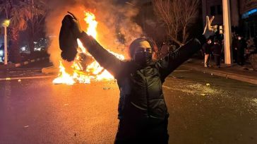 Ιράν: Αδημοσίευτες φωτογραφίες από την εξέγερση της περσίδας φωτογράφου Yalda Moaiery