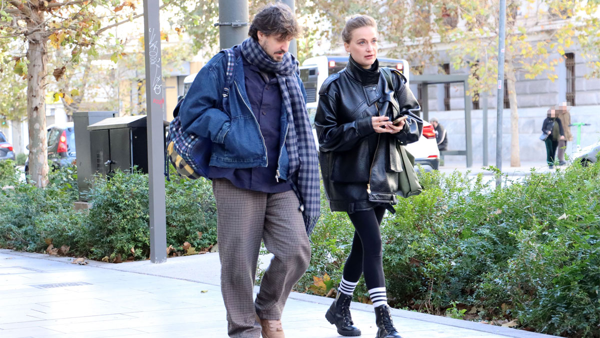 Οι βόλτες της Λένας Δροσάκη στο κέντρο της Αθήνας μαζί με τον ηθοποιό Θοδωρή Αντωνιάδη