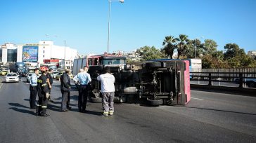 Κλειστές δύο λωρίδες στην Αθηνών-Λαμίας λόγω ανατροπής φορτηγού στο ύψος του Αυλώνα