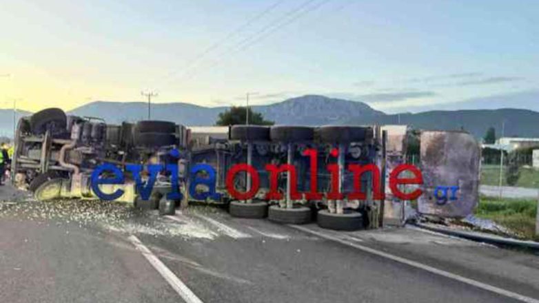Κλειστές δύο λωρίδες στην Αθηνών-Λαμίας λόγω ανατροπής φορτηγού στο ύψος του Αυλώνα