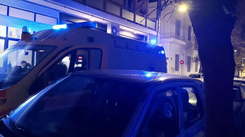 Λάρισα: Αιματηρή συμπλοκή νεαρών αλλοδαπών σε πολυκατοικία – Ένας τραυματίας