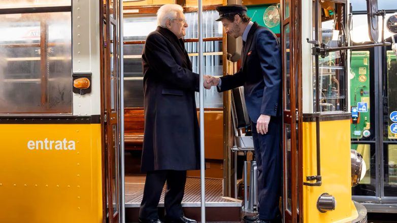Με…« τραμ» στο Σαν Σίρο ο Ματαρέλα – Η ιταλική Προεδρία σε ρόλο… καθημερινού πολίτη