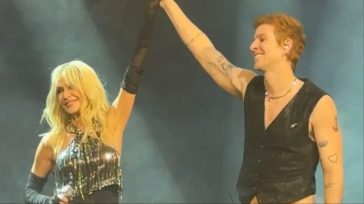 D3lta: Ο γιος του Γιάννη Κούστα ανέβηκε στη σκηνή του Hotel Ερμού και τραγούδησε με την Άννα Βίσση