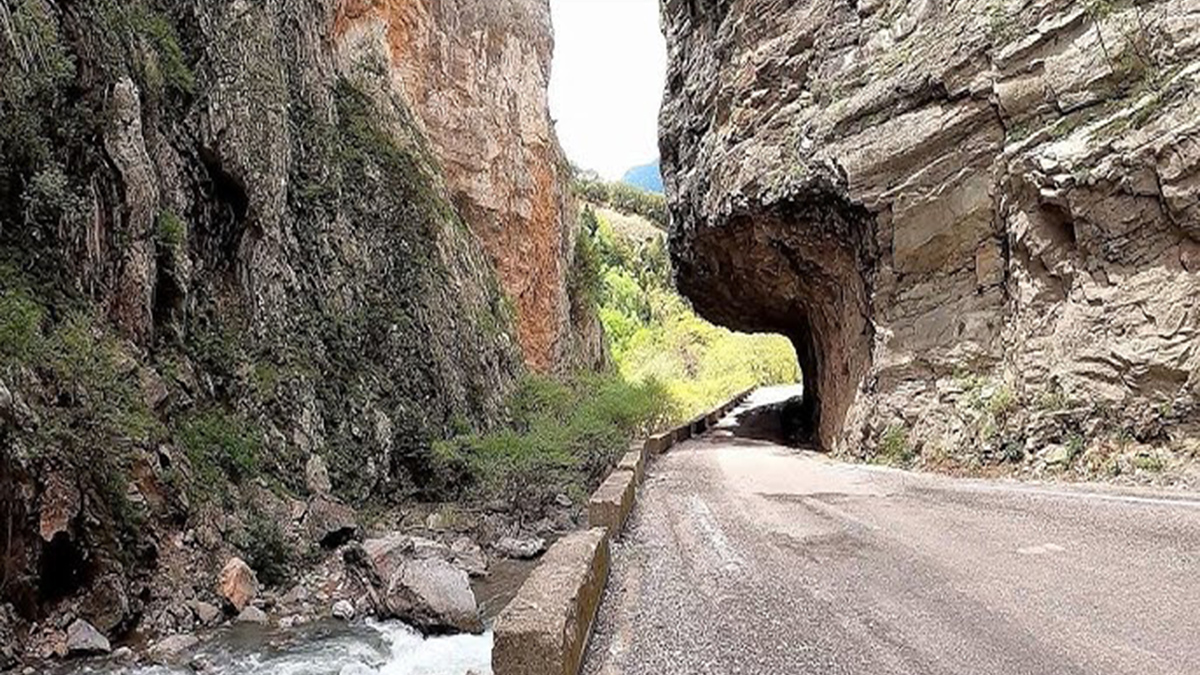 Σοκαριστικό εύρημα στο Καρπενήσι: Ακέφαλη σορός σε όχημα που έπεσε σε γκρεμό