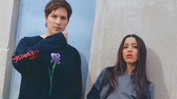 Mαρίνα Σάττι x Leon Of Athens – «ΕΔΩ»: Όταν ο χρόνος σταματά εκεί που υπάρχει αγάπη