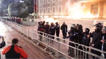 Βίαιες διαδηλώσεις έξω από το Κοινοβούλιο στα Τίρανα