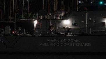 Σώοι μεταφέρθηκαν στη στεριά οι τέσσερις επιβαίνοντες θαλαμηγού που προσάραξε στην Ελαφόνησο