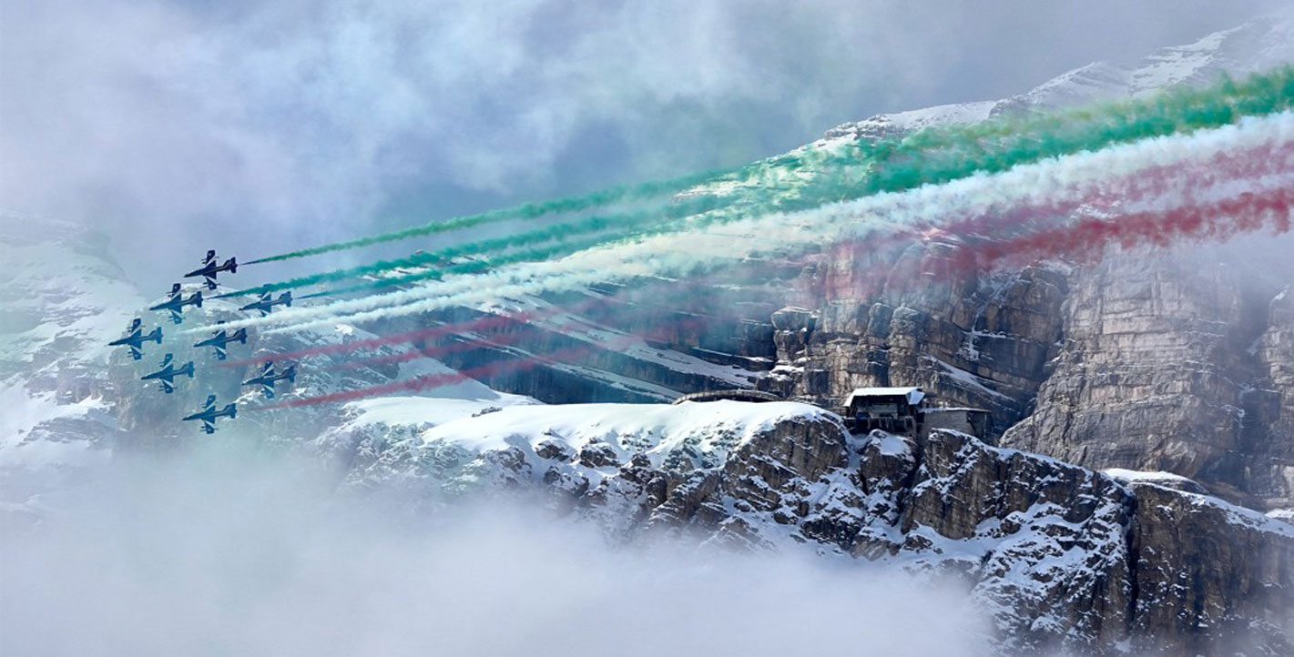 Αεροπλάνα της ιταλικής ακροβατικής ομάδας «Frecce Tricolori» πετούν πάνω από τα βουνά