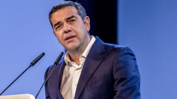 Ο Τσίπρας κατηγορεί το Στουρνάρα για «διαμελισμό της αλήθειας» και πολιτική μεροληψία